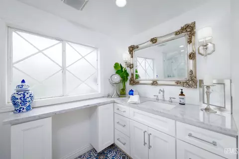 Bath - 2527 Pine St, Bakersfield, CA 93301 photo 1 of 4