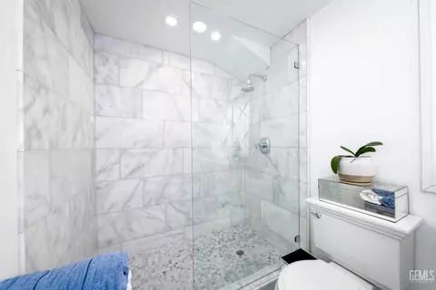 Bath - 2527 Pine St, Bakersfield, CA 93301 photo 2 of 4