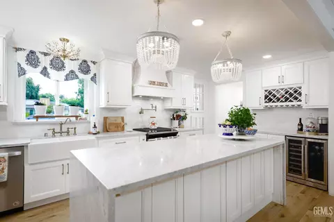 Kitchen - 2527 Pine St, Bakersfield, CA 93301 photo 7 of 9