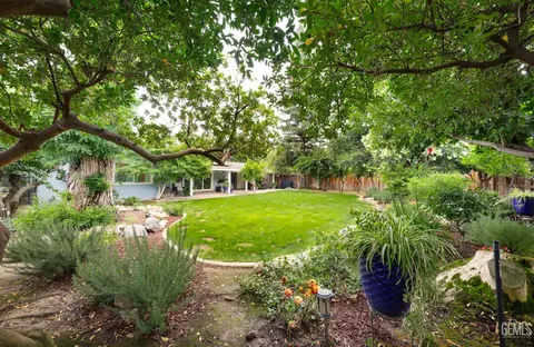 Exterior - 2527 Pine St, Bakersfield, CA 93301 photo 6 of 14
