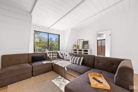 Living - 25921 Columbia Way, Tehachapi, CA 93561 photo 2 of 5