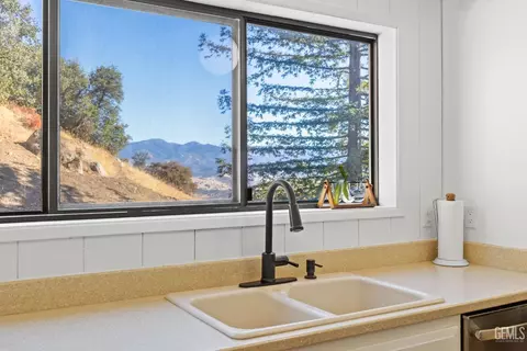 Kitchen - 25921 Columbia Way, Tehachapi, CA 93561 photo 3 of 6