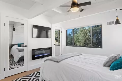Bedroom - 25921 Columbia Way, Tehachapi, CA 93561 photo 7 of 9