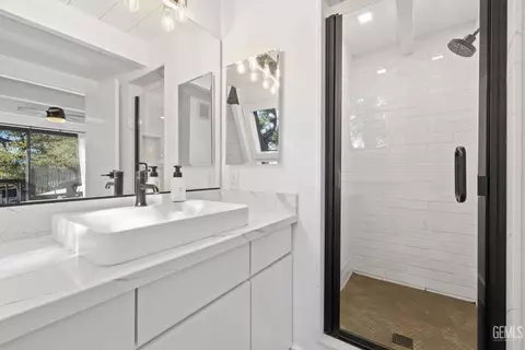 Bath - 25921 Columbia Way, Tehachapi, CA 93561 photo 4 of 9