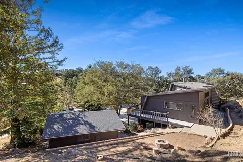 Exterior - 25921 Columbia Way, Tehachapi, CA 93561 photo 6 of 15