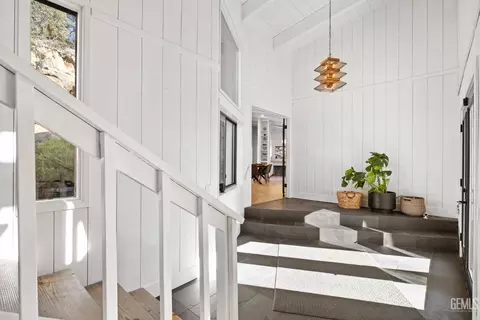 Entry Way - 25921 Columbia Way, Tehachapi, CA 93561 photo 4 of 6