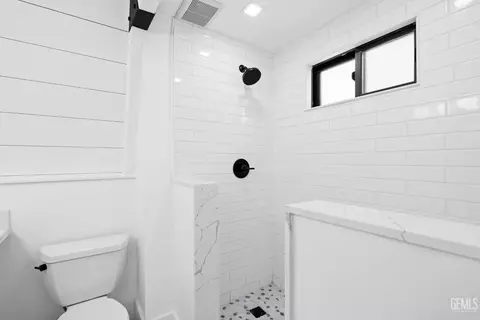 Bath - 25921 Columbia Way, Tehachapi, CA 93561 photo 6 of 9