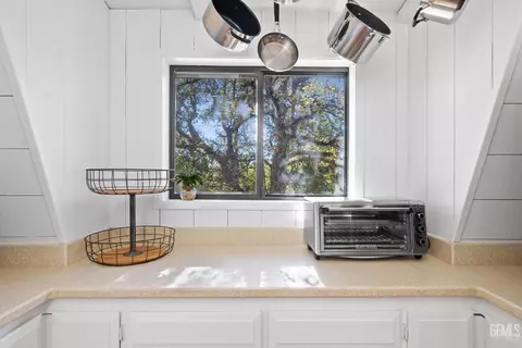 Kitchen - 25921 Columbia Way, Tehachapi, CA 93561 photo 5 of 6