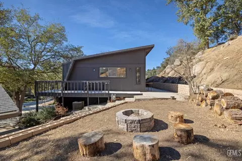Exterior - 25921 Columbia Way, Tehachapi, CA 93561 photo 2 of 15