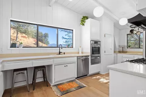 Kitchen - 25921 Columbia Way, Tehachapi, CA 93561 photo 1 of 6