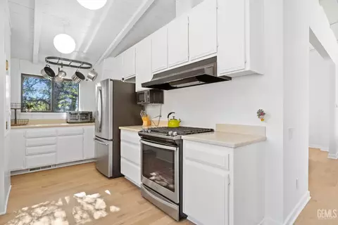 Kitchen - 25921 Columbia Way, Tehachapi, CA 93561 photo 4 of 6