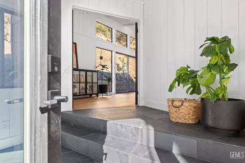 Entry Way - 25921 Columbia Way, Tehachapi, CA 93561 photo 1 of 6