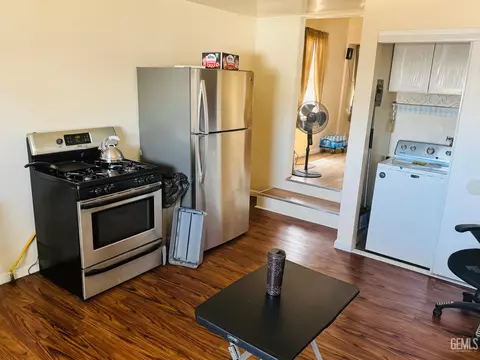 Kitchen - 104 E Kern St, Taft, CA 93268 photo 2 of 2