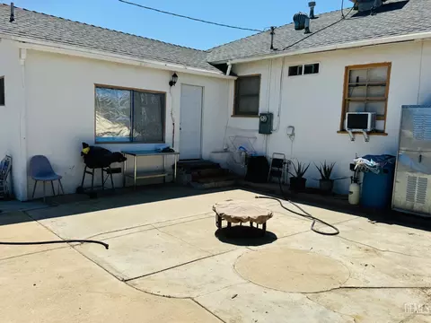 Exterior - 104 E Kern St, Taft, CA 93268 photo 3 of 5