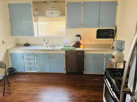 Kitchen - 104 E Kern St, Taft, CA 93268 photo 1 of 2