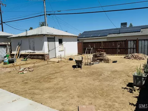 Exterior - 104 E Kern St, Taft, CA 93268 photo 4 of 5