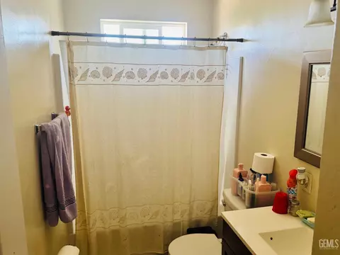 Bath - 104 E Kern St, Taft, CA 93268 photo 1 of 1