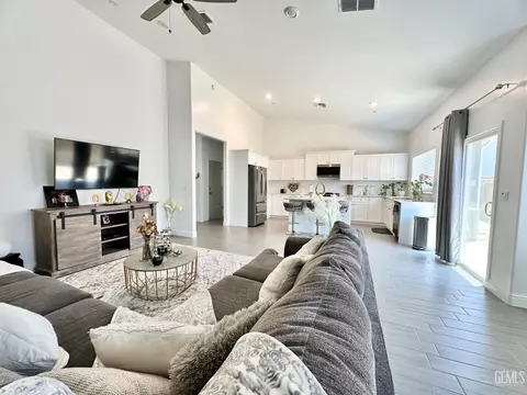 Living - 9009 Cloud Crest Way, Shafter, CA 93263 photo 4 of 4
