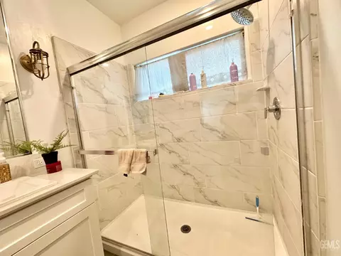 Bath - 9009 Cloud Crest Way, Shafter, CA 93263 photo 4 of 4