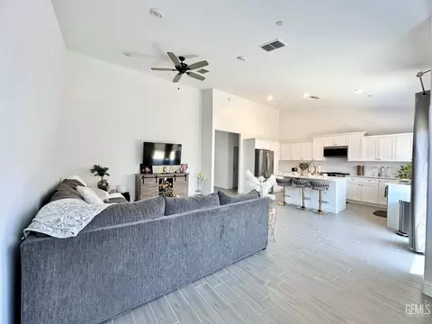 Living - 9009 Cloud Crest Way, Shafter, CA 93263 photo 3 of 4