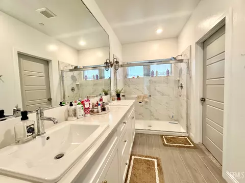 Bath - 9009 Cloud Crest Way, Shafter, CA 93263 photo 3 of 4