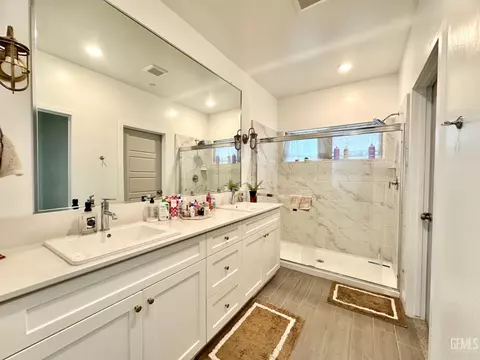 Bath - 9009 Cloud Crest Way, Shafter, CA 93263 photo 2 of 4