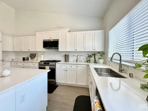 Kitchen - 9009 Cloud Crest Way, Shafter, CA 93263 photo 5 of 6