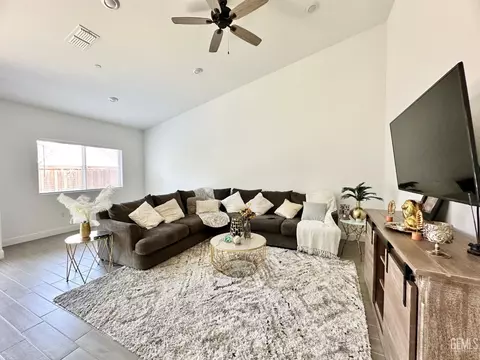 Living - 9009 Cloud Crest Way, Shafter, CA 93263 photo 2 of 4