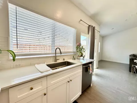Kitchen - 9009 Cloud Crest Way, Shafter, CA 93263 photo 4 of 6