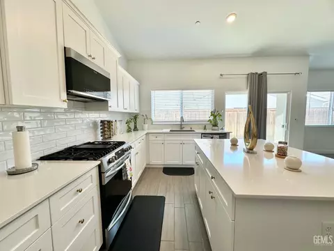 Kitchen - 9009 Cloud Crest Way, Shafter, CA 93263 photo 3 of 6