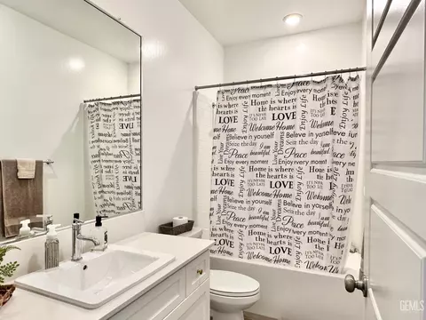 Bath - 9009 Cloud Crest Way, Shafter, CA 93263 photo 1 of 4