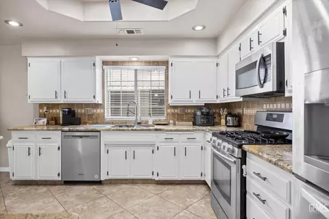 Kitchen - 4008 Abbott Dr, Bakersfield, CA 93312 photo 2 of 3