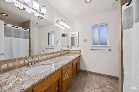 Bath - 4008 Abbott Dr, Bakersfield, CA 93312 photo 1 of 1