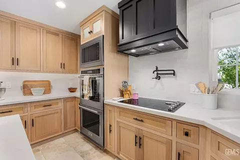 Kitchen - 13521 Cedar Creek Ave, Bakersfield, CA 93311 photo 3 of 4