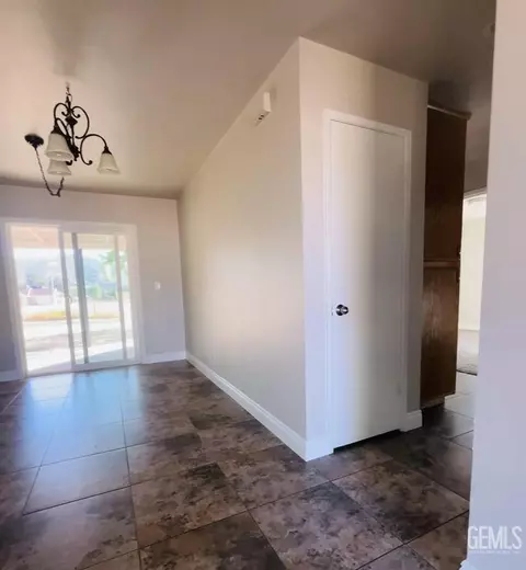 Entry Way - 18121 Bold Venture Dr, Tehachapi, CA 93561 photo 3 of 7
