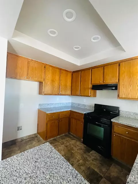 Kitchen - 18121 Bold Venture Dr, Tehachapi, CA 93561 photo 3 of 4