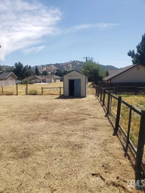 Exterior - 18121 Bold Venture Dr, Tehachapi, CA 93561 photo 9 of 10