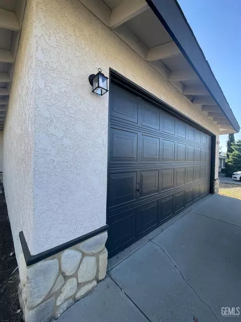 Exterior - 18121 Bold Venture Dr, Tehachapi, CA 93561 photo 2 of 10