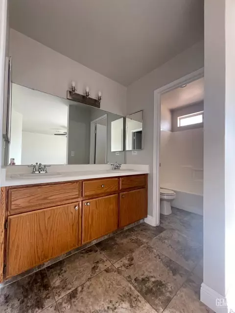 Bath - 18121 Bold Venture Dr, Tehachapi, CA 93561 photo 1 of 3