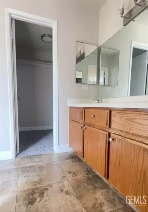 Bath - 18121 Bold Venture Dr, Tehachapi, CA 93561 photo 2 of 3