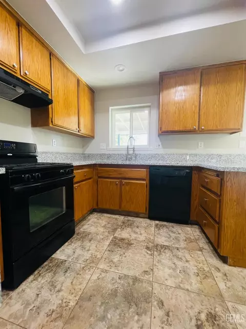 Kitchen - 18121 Bold Venture Dr, Tehachapi, CA 93561 photo 4 of 4