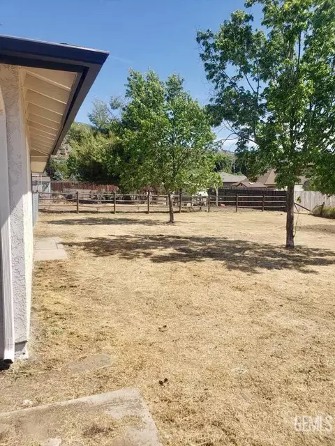 Exterior - 18121 Bold Venture Dr, Tehachapi, CA 93561 photo 5 of 10