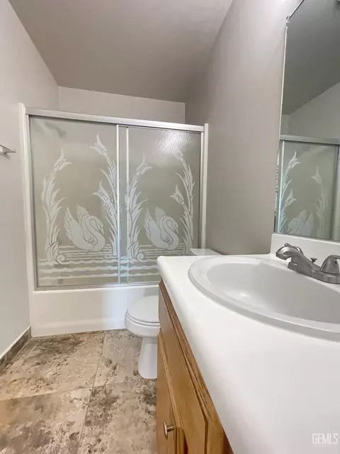 Bath - 18121 Bold Venture Dr, Tehachapi, CA 93561 photo 3 of 3