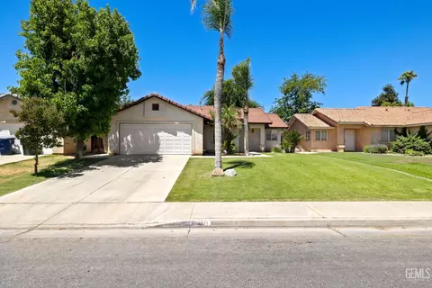 5601 Sugar Pine Dr, Bakersfield, CA 93313