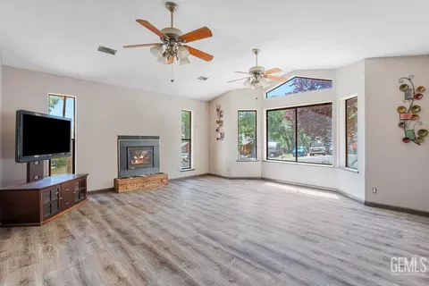 Living - 22381 William Tell Trl, Tehachapi, CA 93561 photo 1 of 2