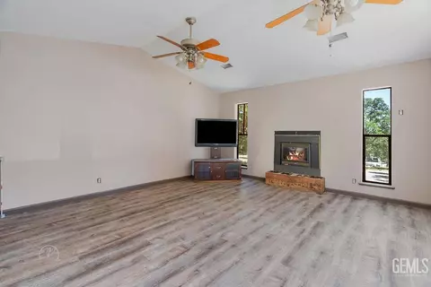Living - 22381 William Tell Trl, Tehachapi, CA 93561 photo 2 of 2