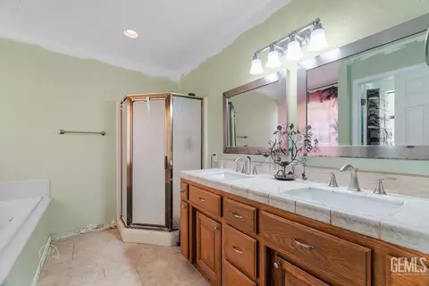 Bath - 22381 William Tell Trl, Tehachapi, CA 93561 photo 2 of 3