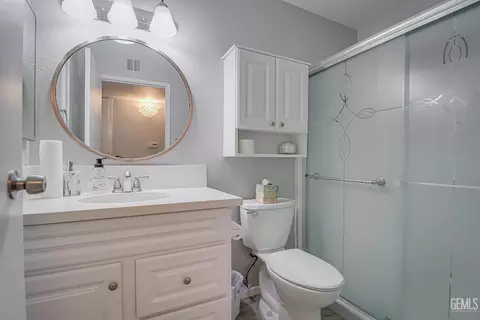 Bath - 1306 Thunderbird St, Bakersfield, CA 93309 photo 1 of 1
