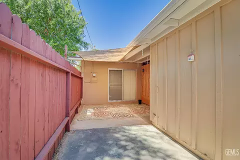 Exterior - 1306 Thunderbird St, Bakersfield, CA 93309 photo 5 of 8
