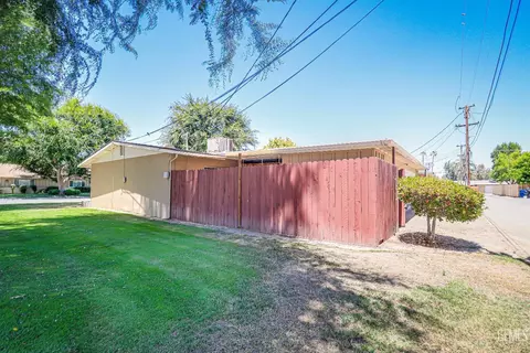 Exterior - 1306 Thunderbird St, Bakersfield, CA 93309 photo 6 of 8